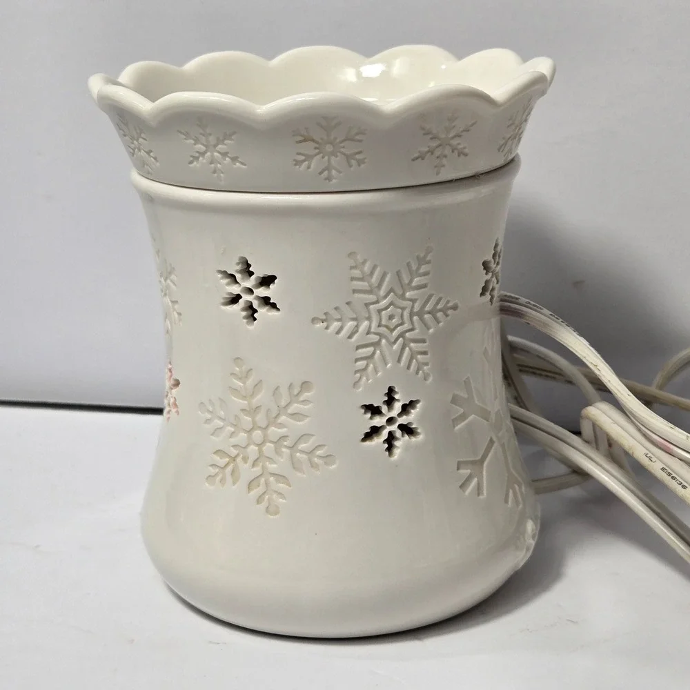 White Ceramic Snowflake Electric Wax Warmer Scalloped Holiday Fragrance Lamp